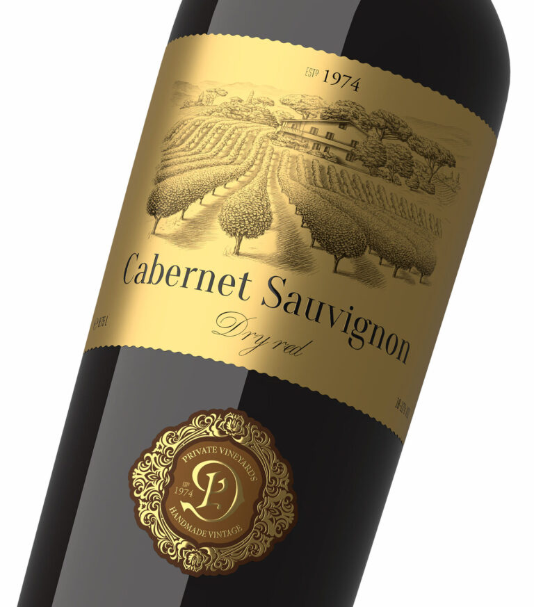 дизайн этикетки вина Cabernet Sauvignon с виноградниками и золотой этикеткой