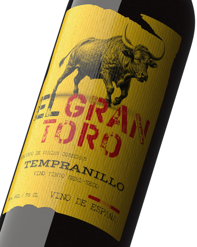 дизайн этикетки вина El Gran Toro с быком и яркой желтой этикеткой